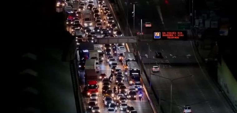 El micro de Flamengo estuvo varado en Puente Pueyrredón rumbo al Cilindro de Avellaneda. Foto: imagen de TV.&nbsp;