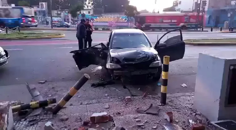 El auto que chocó este sábado en La Boca Foto: NA