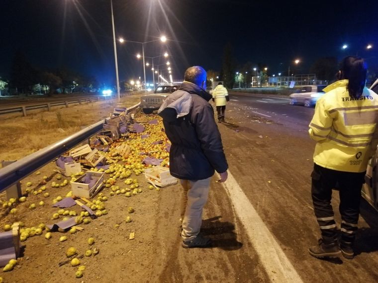 La camioneta perdió la rueda, chocó y perdió la carga Foto: Gentileza