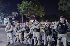 Fuerte presencia de las fuerzas para llevar a Marcela Acuña al hospital. Foto: Ayrton Teruel