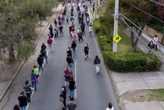 Chile vota en plebiscito histórico: las imágenes de las largas filas en la histórica consulta para decidir si cambiará su Constitución