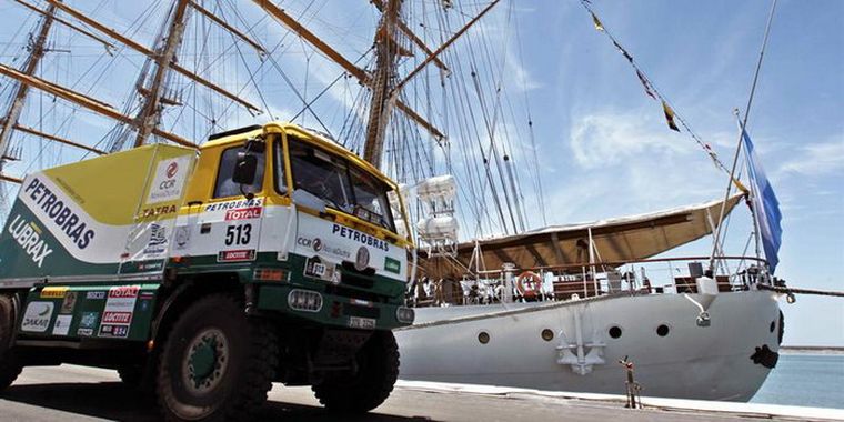La fragata Libertad observa a los vehículos. Foto: EFE