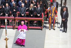 El presidente Javier Milei junto a su hermana Karina frente al féretro que lleva los restos del Papa Francisco. Foto: X de Oficina del Presidente