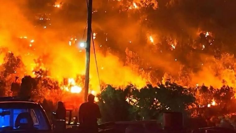 Incendios forestales sin control en Creta obligaron a declarar estado de emergencia.