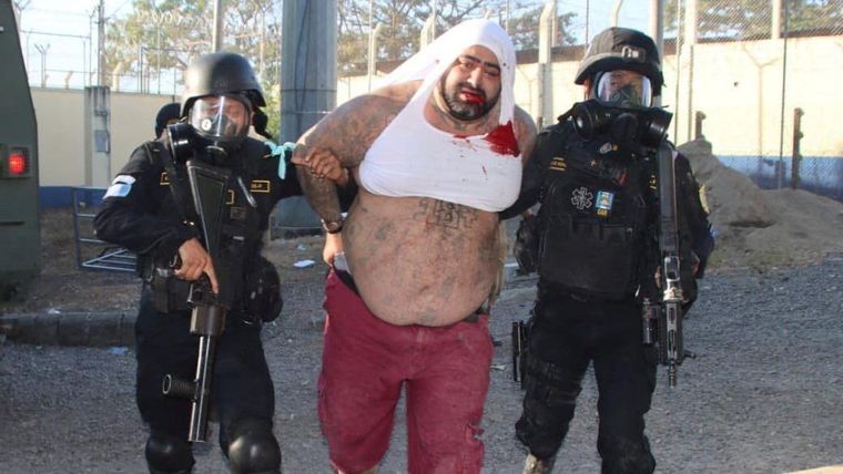 El líder de Barrio 18, Aldo Dupie alias El Lobo, fue capturado tras presuntamente dirigir un motín desde la prisión de máxima seguridad en la que está recluido.