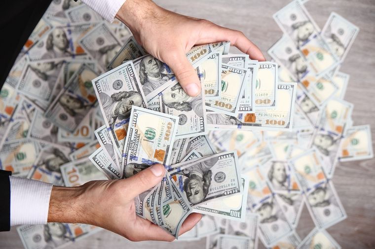 dolares Llegará la prosperidad económica. Foto: Shutterstock