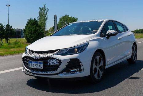 Se viene una versión “deportiva” del Chevrolet Cruze argentino