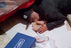 El momento del ladrón dormido fue capturado por los dueños de casa.