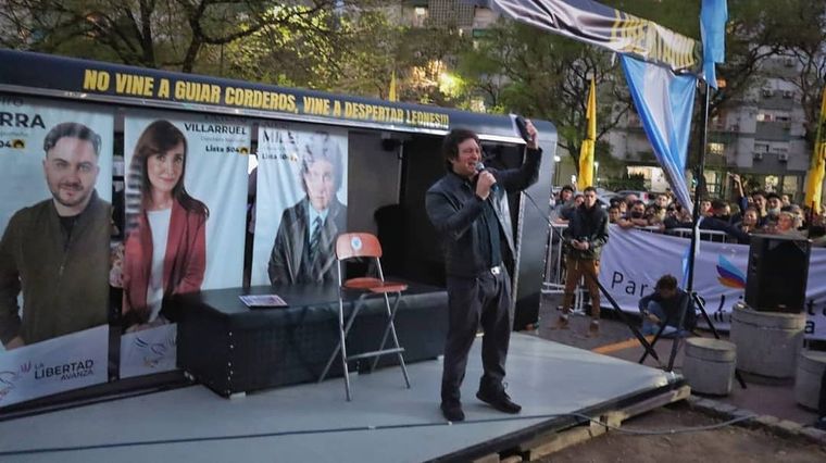 Javier Milei mantuvo un picante cruce con una mujer que lo cuestionó por utilizar la bandera argentina en sus actos.