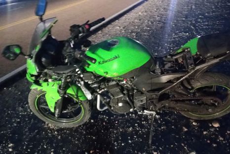 La Kawasaki 250cc en la que se movilizaba el motociclista que sufrió el accidente fatal. La Kawasaki 250cc en la que se movilizaba el motociclista que sufrió el accidente fatal.