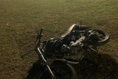 Así quedó la moto del joven que huía de la policía, chocó y murió en La Plata Foto: X @Hechosanderecho Así quedó la moto del joven que huía de la policía, chocó y murió en La Plata Foto: X @Hechosanderecho