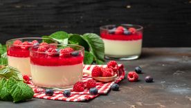 Receta elegante de panna cotta de vainilla y frutos rojos, ideal para el postre perfecto.