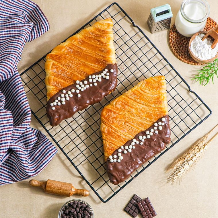 La receta de flat croissant permite múltiples rellenos, desde dulce de leche hasta queso y jamón. La receta de flat croissant permite múltiples rellenos, desde dulce de leche hasta queso y jamón.