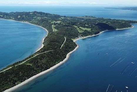 El pueblo conserva tradiciones como la Minga y apuesta por un turismo rural gestionado por familias locales. El pueblo conserva tradiciones como la Minga y apuesta por un turismo rural gestionado por familias locales.