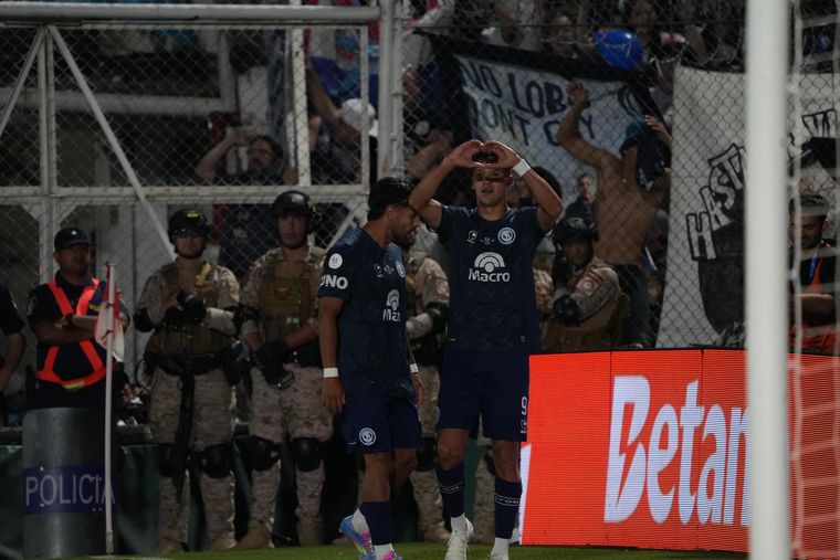 El paraguayo fue un protagonista fundamental en ambos títulos. El paraguayo fue un protagonista fundamental en ambos títulos.