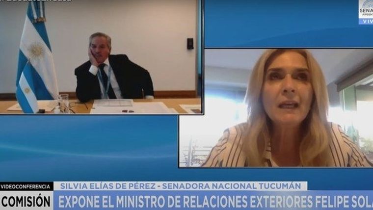 Felipe Solá y Silvia Elías de Pérez, debatiendo.