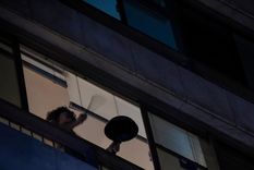 nuevo cacerolazo desde los balcones para que politicos se bajen el sueldo