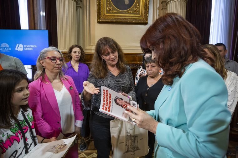 CFK Cristina Kirchner junto con nietos recuperados en el Senado. Crédito: X Foto: X