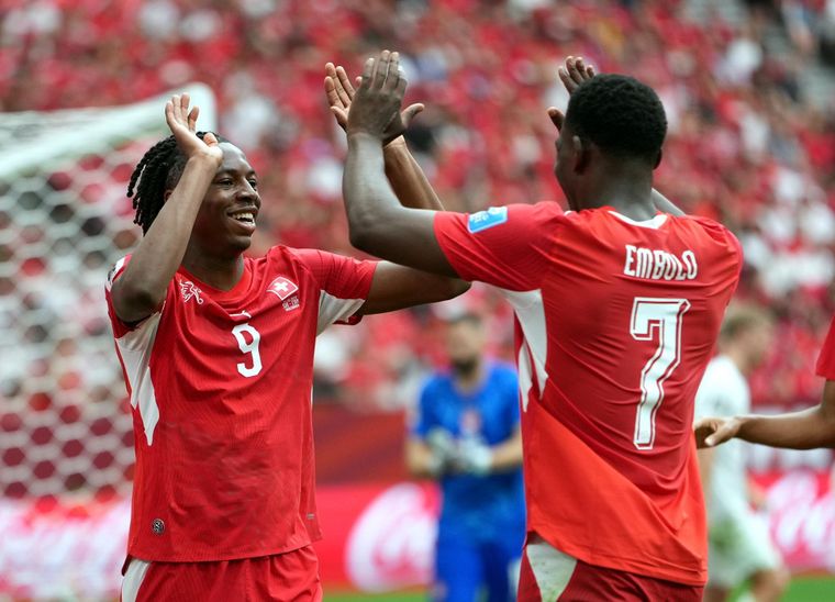 Johan Manzambi y Embolo festejan el 2-0 de Suiza frente a Canadá.&nbsp;
