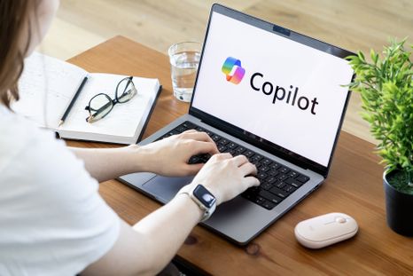 Microsoft Copilot es un asistente virtual impulsado por inteligencia artificial creado por Microsoft. Microsoft Copilot es un asistente virtual impulsado por inteligencia artificial creado por Microsoft.