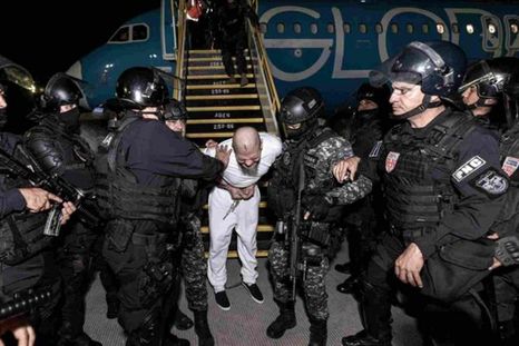 Los deportados venezolanos fueron recibidos por cientos de uniformados salvadoreños en el aeropuerto. Foto: Reuters