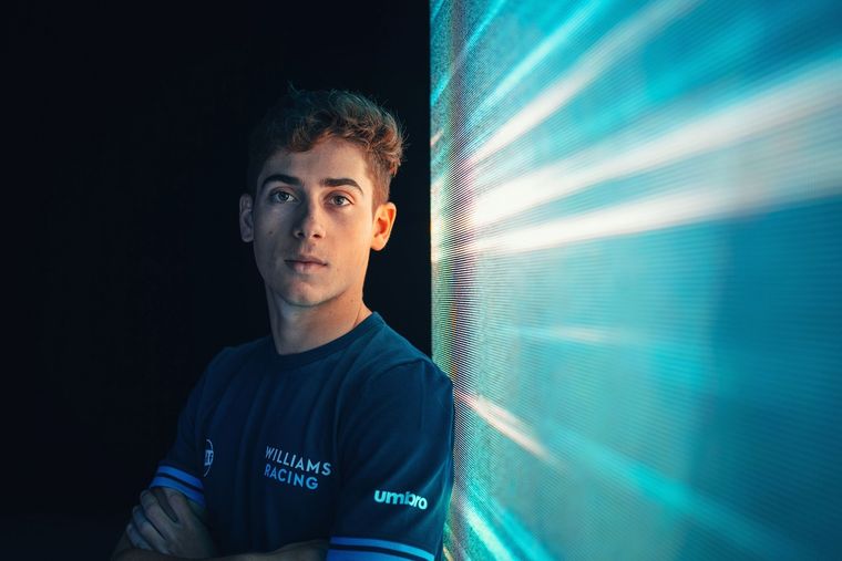 Franco Colapinto posa con los colores de Williams. Foto: @FranColapinto