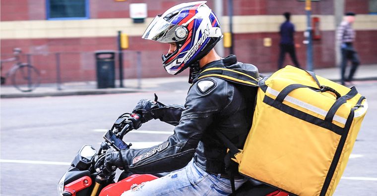 El delivery supuestamente era de comida, pero lo que repartía no daba hambre