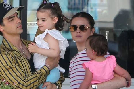 El conflictivo divorcio de Joe Jonas y Sophie Turner ahora involucra a sus dos pequeñas hijas.