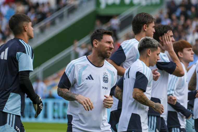 Lionel Messi y la Selección argentina se entrenaron a puertas abiertas en la cancha del Elche. Lionel Messi y la Selección argentina se entrenaron a puertas abiertas en la cancha del Elche.