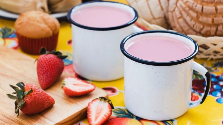 El delicioso sabor de este atole de fresa se ganará tu corazón.