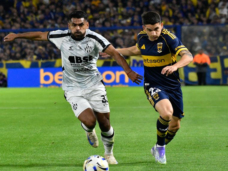 Lautaro Blanco, uno de los argumentos ofensivos más importantes de Boca, intenta desbordar a la marca de Santiago Moyano, lateral derecho del Ferroviario. 