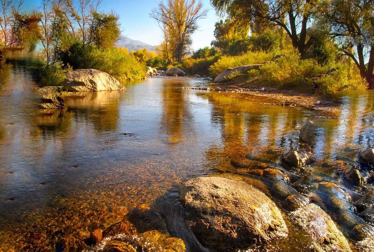 A orillas del río Huaco, este pueblo es ideal para una escapada que mezcla naturaleza, producción regional y tranquilidad serrana. A orillas del río Huaco, este pueblo es ideal para una escapada que mezcla naturaleza, producción regional y tranquilidad serrana. 