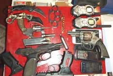 De todo Los sospechosos tenían para elegir. En la foto se ven manoplas, navajas y hasta un equipo de handys. Imagen: Min. de Seguridad.