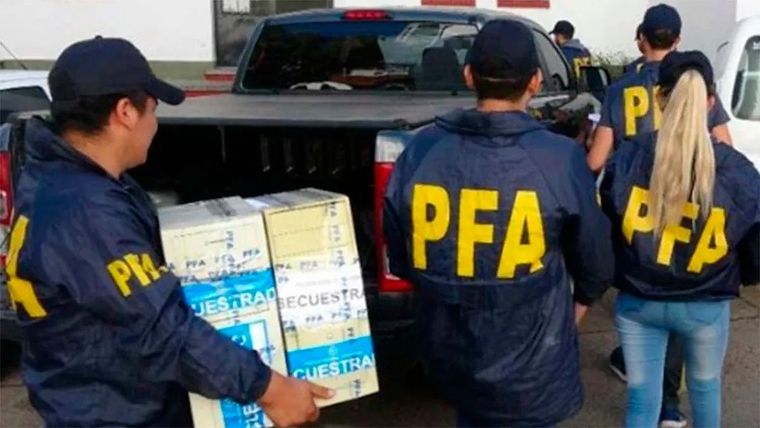 Efectivos de la Policía Federal Argentina secuestraron el material hallado Foto: NA