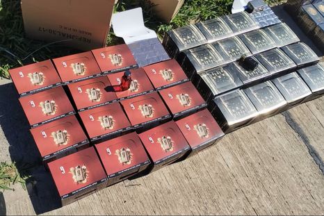 Cuatro ciudadanos extranjeros fueron detenidos tras ser sorprendidos transportando casi 2.000 frascos de perfumes árabes falsificados en un procedimiento en Villa Soldati. Cuatro ciudadanos extranjeros fueron detenidos tras ser sorprendidos transportando casi 2.000 frascos de perfumes árabes falsificados en un procedimiento en Villa Soldati.