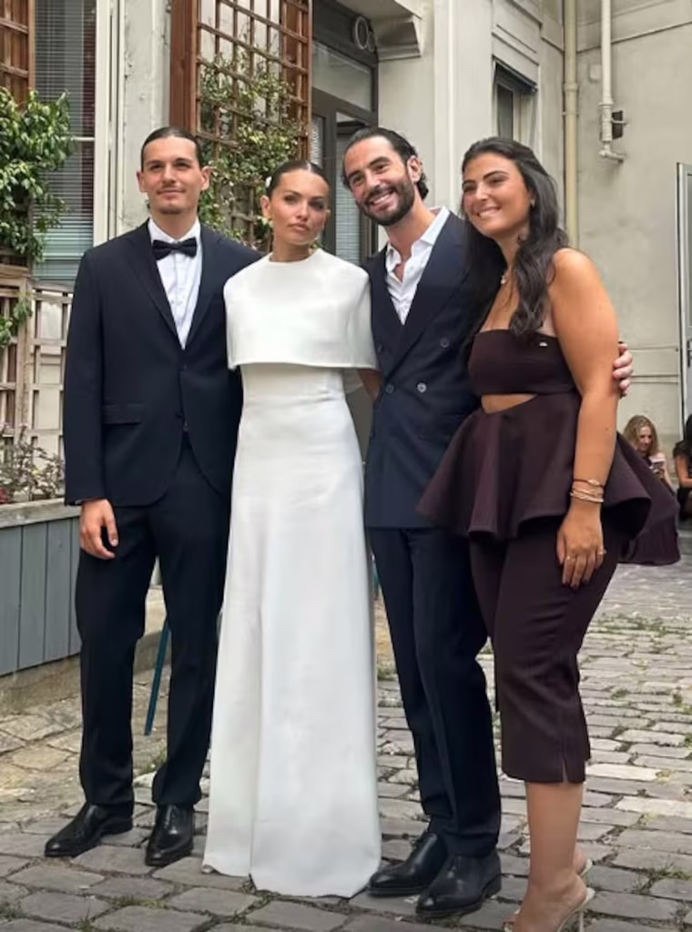 El vestido de novia de Thylane Blondeau: silueta recta, escote cuadrado y una capa desmontable que le dio el toque. El vestido de novia de Thylane Blondeau: silueta recta, escote cuadrado y una capa desmontable que le dio el toque.