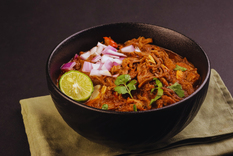 La receta de birria tradicional solía prepararse exclusivamente con carne de chivo antes de popularizarse la versión de res.