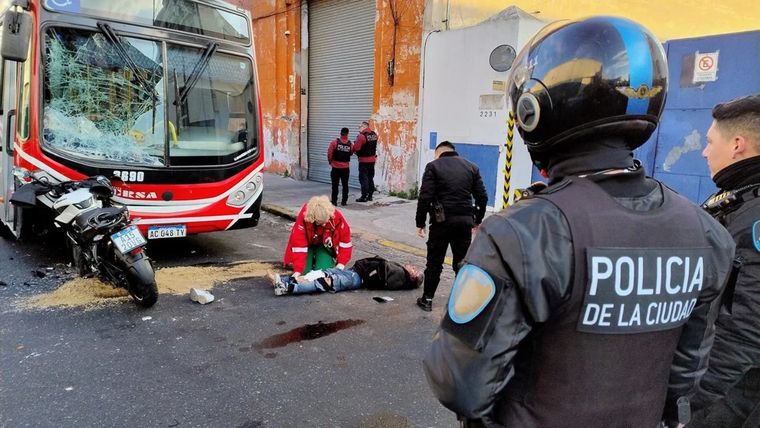 Uno de los motochorros chocó de frente contra un colectivo de la línea 133. Foto: NA