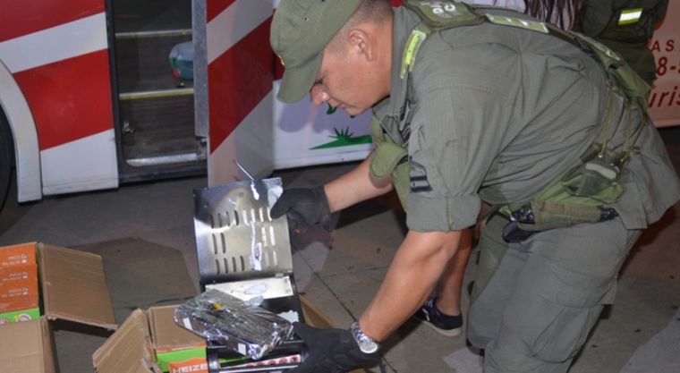 La droga estaba oculta dentro de la estructura metálica de cada una de las cocinas portátiles. Foto: Gendarmería Nacional