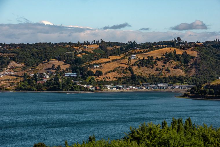 Castro, en el corazón de Chiloé, combina paisajes únicos, tradición y gastronomía en un destino que enamora todo el año.
