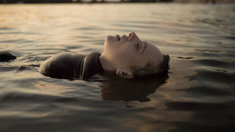 Sumergete en la historia de Esty Foto: Netflix