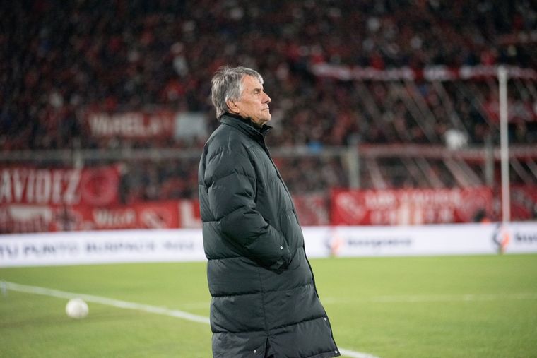 Hugo Tocalli en el banco de Independiente. Foto: @Independiente