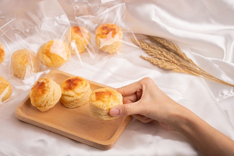 Aunque tradicionalmente se hornean, algunas recetas de scones de queso también pueden cocinarse en sartén o plancha. Aunque tradicionalmente se hornean, algunas recetas de scones de queso también pueden cocinarse en sartén o plancha.