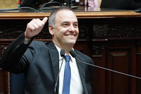 lo que no se vio del show de adorni: el peronismo en silencio, la maquina de pochoclos y un recinto sereno lo que no se vio del show de adorni: el peronismo en silencio, la maquina de pochoclos y un recinto sereno