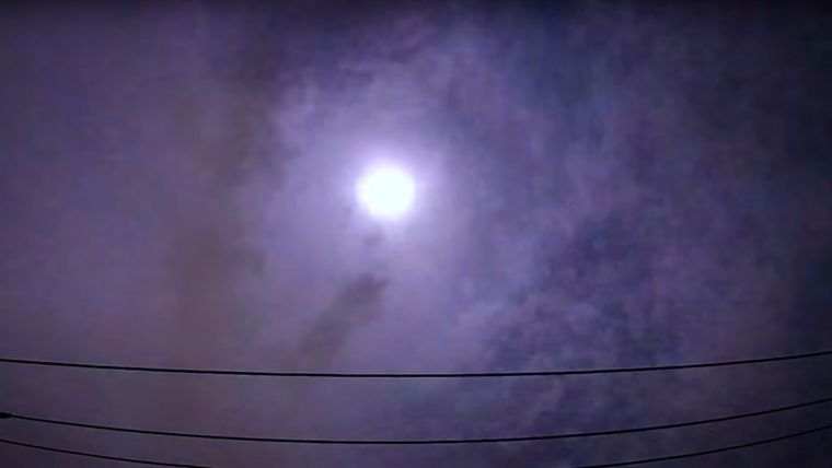 Momento en el que se produce el destello en el cielo nocturno.