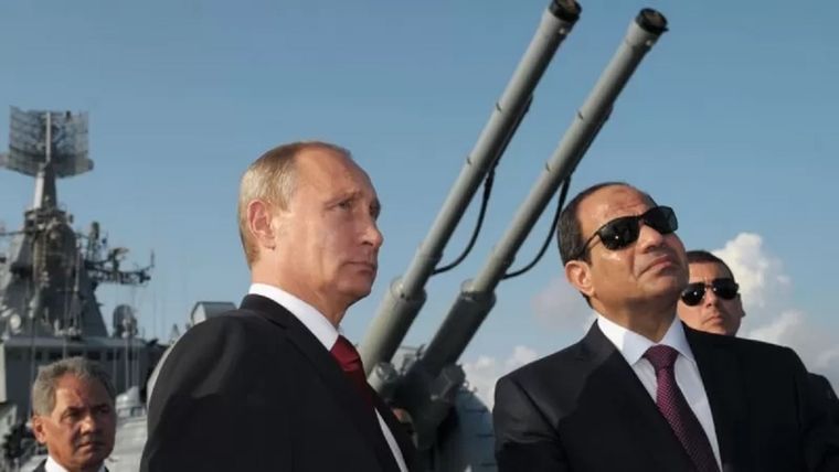 Vladimir Putin y el presidente egipcio, Abdel Fattah al Sisi, durante una visita al Moskva, en Sochi, el 12 de agosto de 2014. Foto: Getty Images