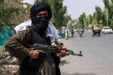 Un miliciano del Talibán vigila una calle en Kandahar. Foto: EPA