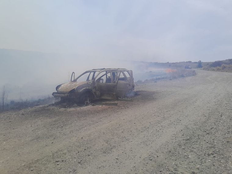El fuego se originó por el incendio de un vehículo sobre la banquina de la Ruta Provincial 34, cerca del acceso principal al parque nacional Quebrada del Condorito.