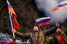 En Donetsk, activistas prorrusos celebran la decisión de Putin. Foto: Reuters