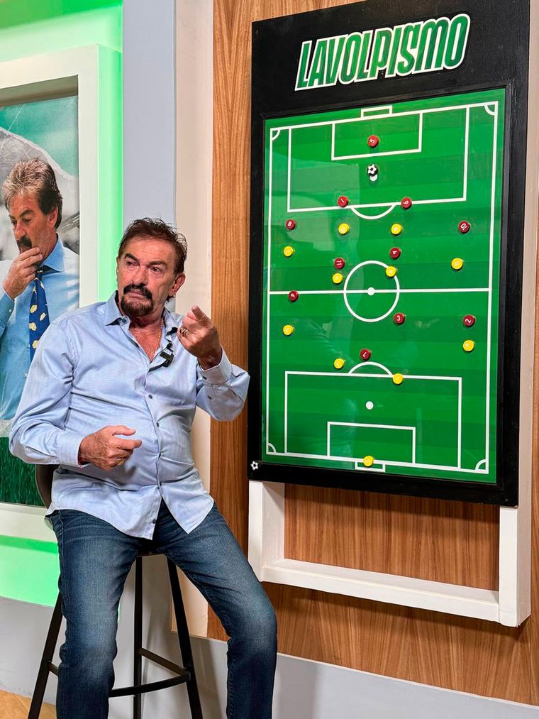 La Volpe señaló que le gustaría dirigir un equipo de la Liga Profesional. Foto: @RicardoLaVolpeG